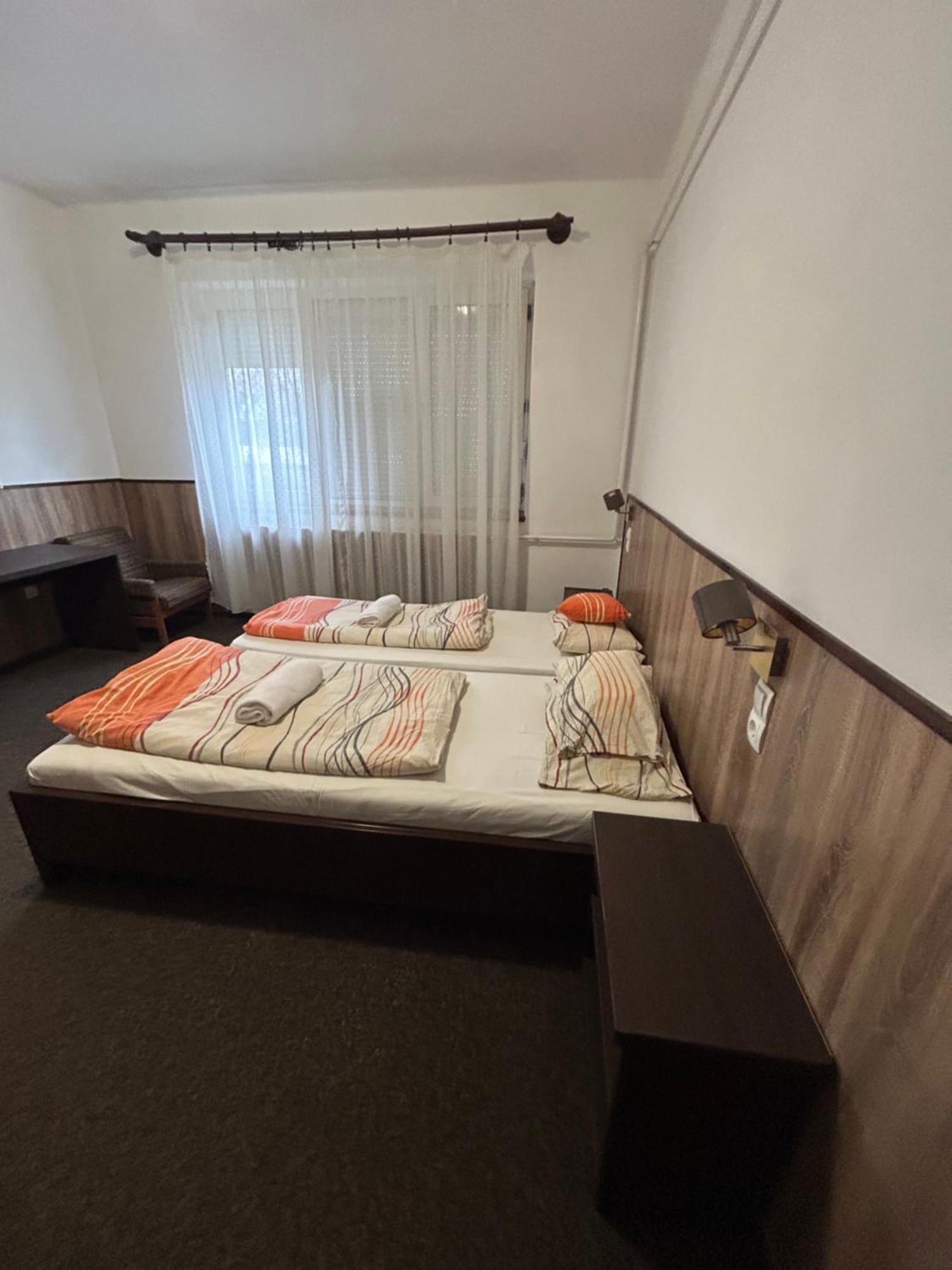 Rozsakert Panzio Hotel Nyíregyháza Buitenkant foto
