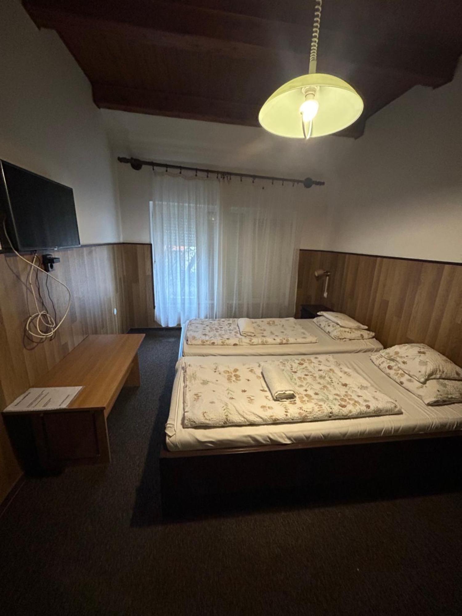 Rozsakert Panzio Hotel Nyíregyháza Buitenkant foto
