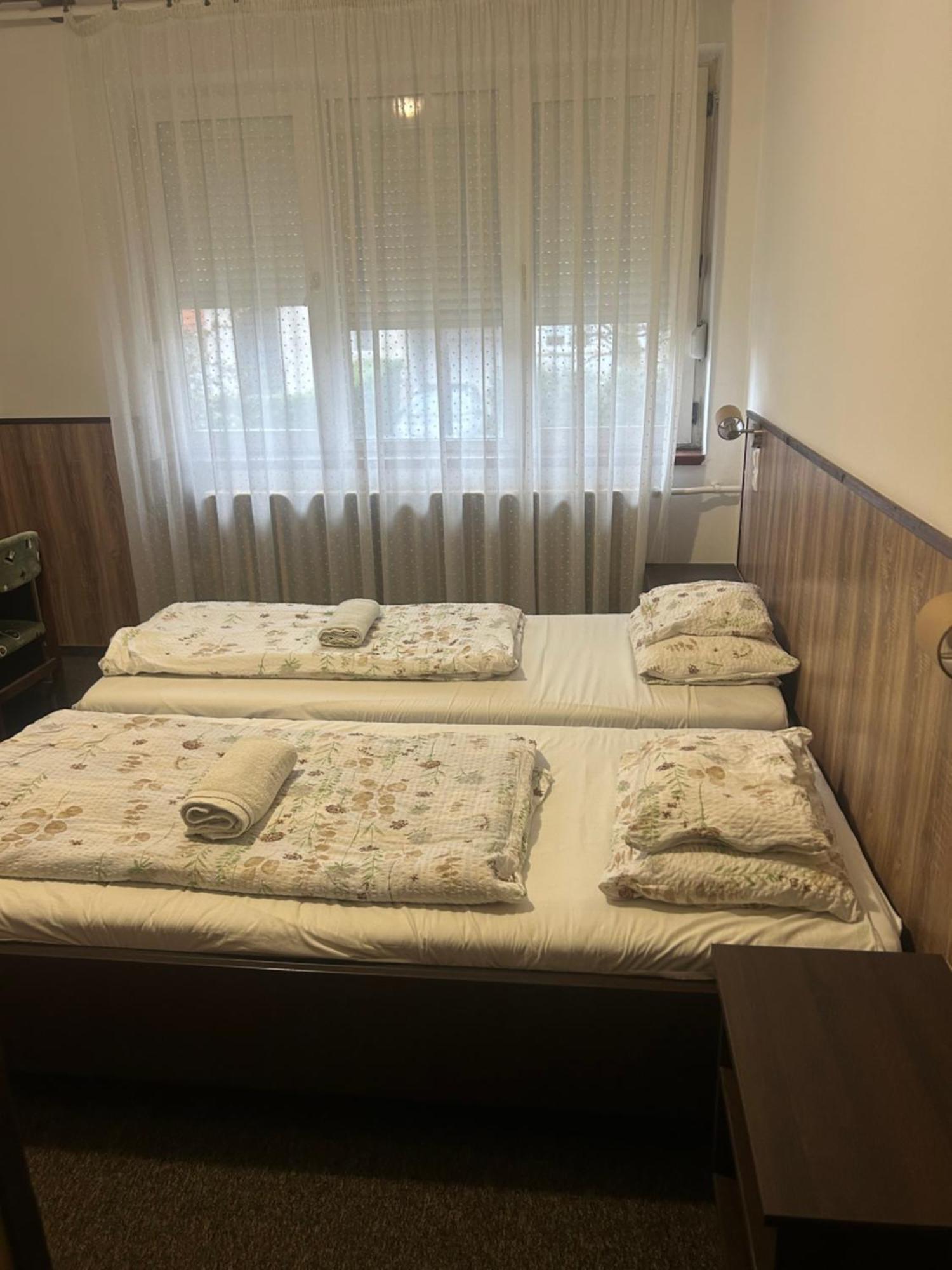 Rozsakert Panzio Hotel Nyíregyháza Buitenkant foto