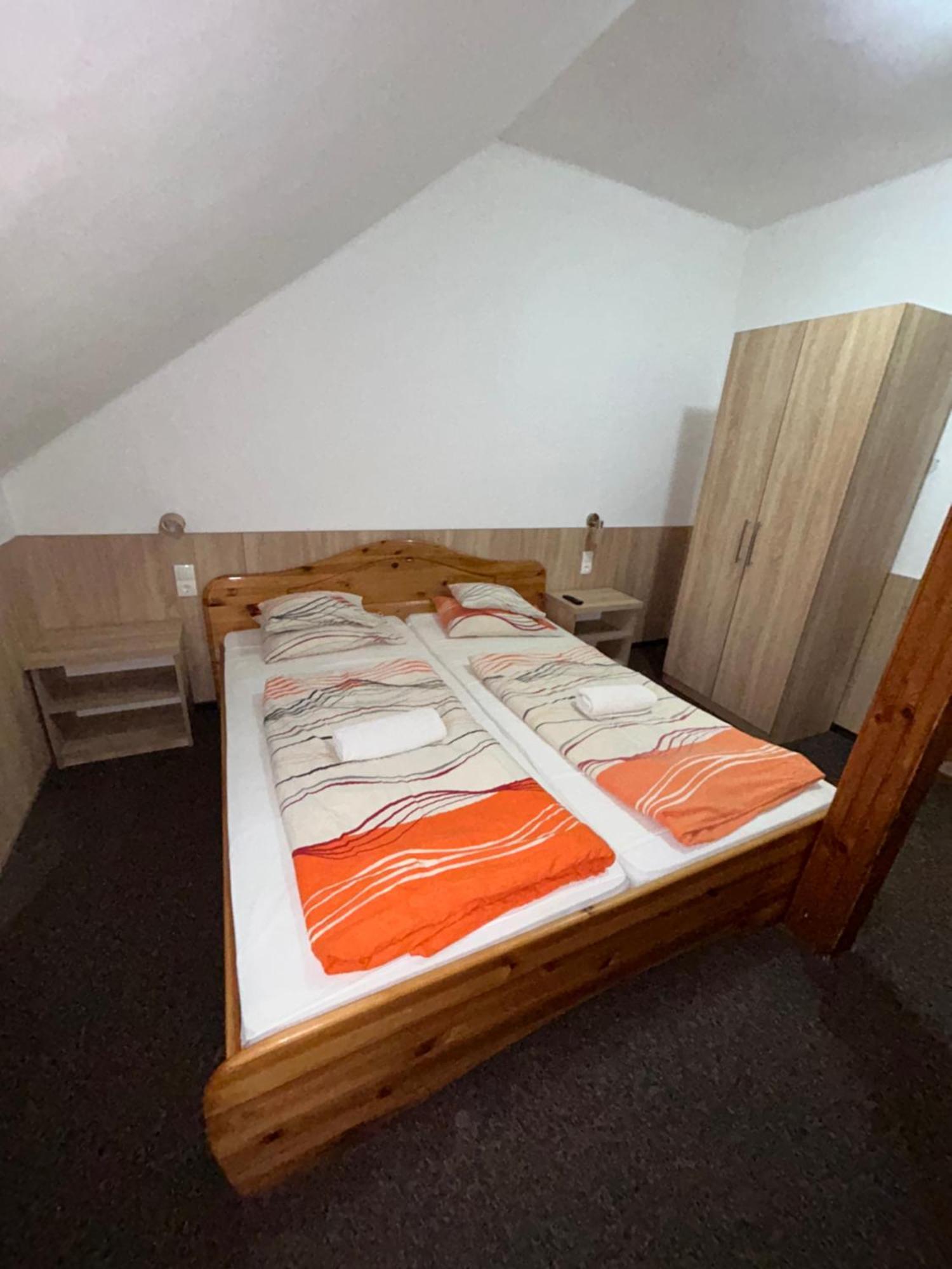 Rozsakert Panzio Hotel Nyíregyháza Buitenkant foto